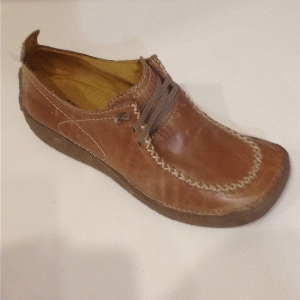 Groundhog Distressed Tan Leather Wedge with Laces